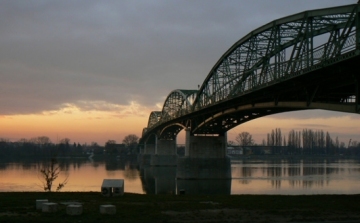 A 125 éves híd, mely 19 éve köti össze újra a Duna két partját Esztergomnál