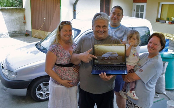 Óriási öröm – esztergomi család nyerte a Bors autós fődíját 
