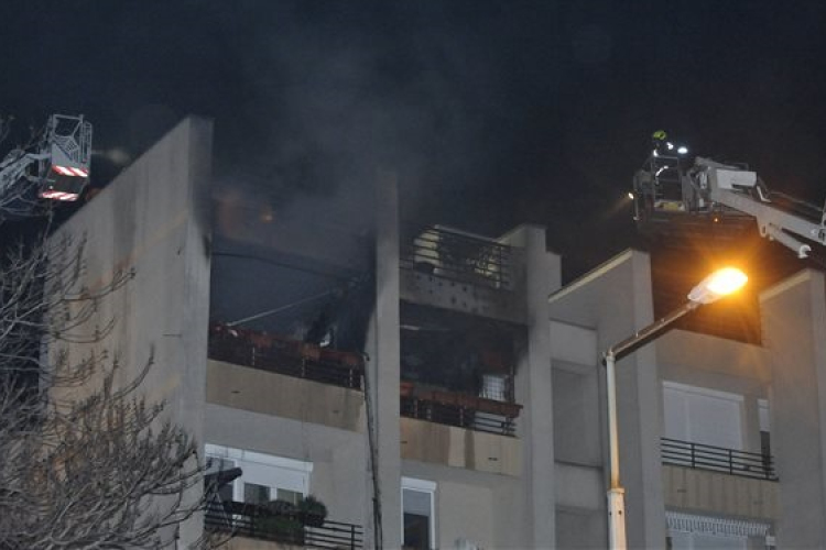 Kiégett egy társasházi lakás Budapesten, 11 embert mentettek ki a tűzoltók