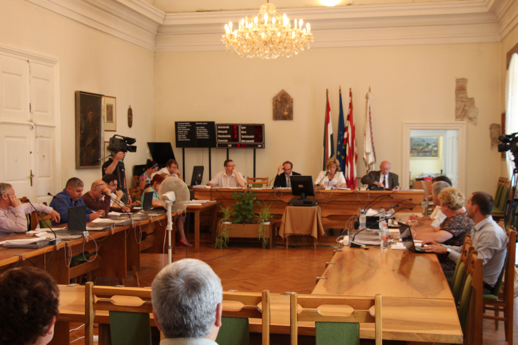 Élőben a testületi ülés - Sportcsarnok-felújítás, Simor János utca, Bástya