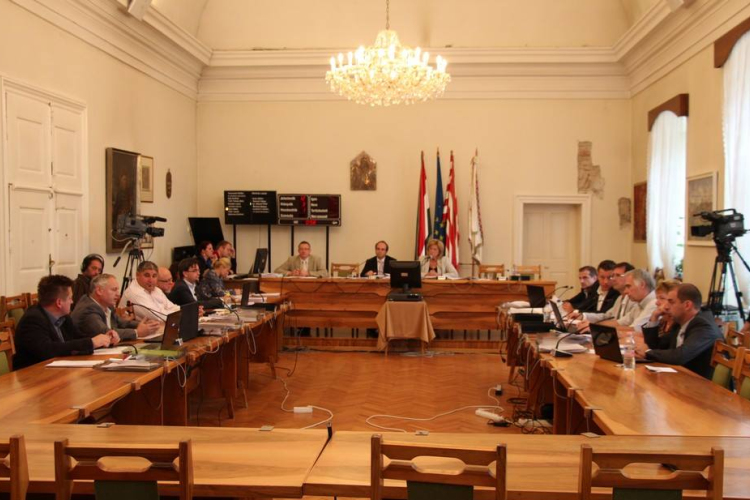 Parkolás, járműipari cég, költségvetés – Napirenden Esztergom