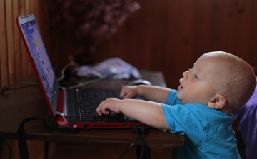 Számtalan veszélyt jelent a kisgyerekek internethasználata
