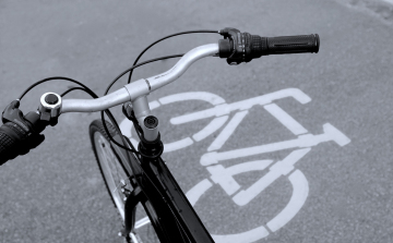 Eltörölhetik a kötelező kerékpárút-használatot