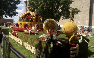 Újabb gyönyörű virágkocsik indulnak Esztergomból a Debreceni Virágkarneválra