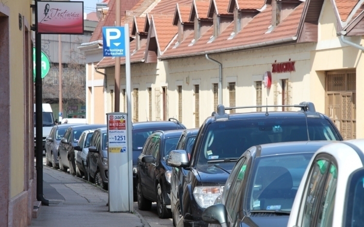 Pár nap és újra fizetős lesz a parkolás Esztergomban