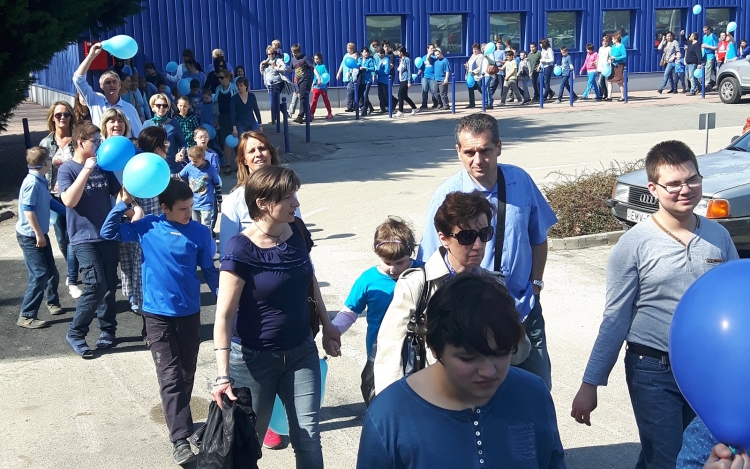 Kékbe öltözött a Montágh iskola - GALÉRIA