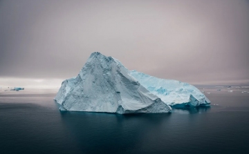 Letört egy óriás jégtömb egy sodródó jéghegyről