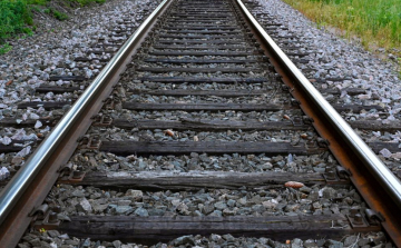 Leszakadt felsővezeték miatt késnek a vonatok a győri vasútvonalon