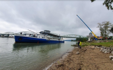 Megérkezett Esztergom partjaihoz az ex-Komárom nevű állóhajó