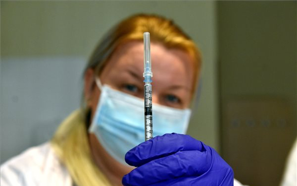 Kimutatták, mennyit csökken a Covid-19 elleni vakcinák hatékonysága
