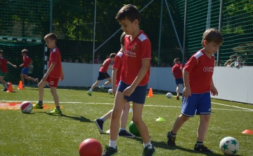 Új, műfüves focipályát avattak a József Attila iskolában