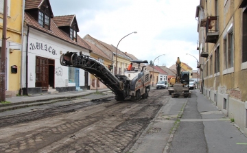 Aszfalt és bazaltkő rétegek bontásával indult a Simor János utcai rekonstrukció