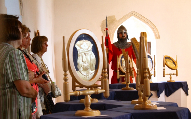 Megnyílt: Árpád-házi királyok és szentek különleges technikával a Dzsámiban