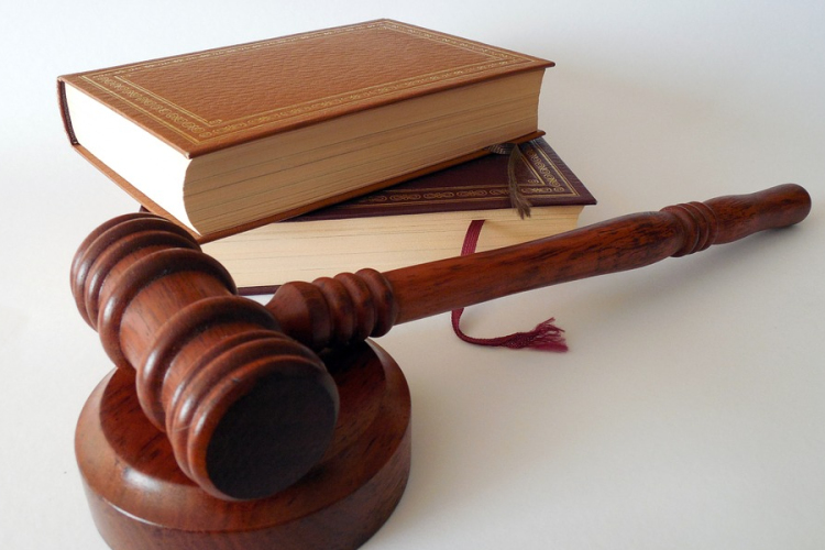 Éveken át molesztálta nevelt fiát