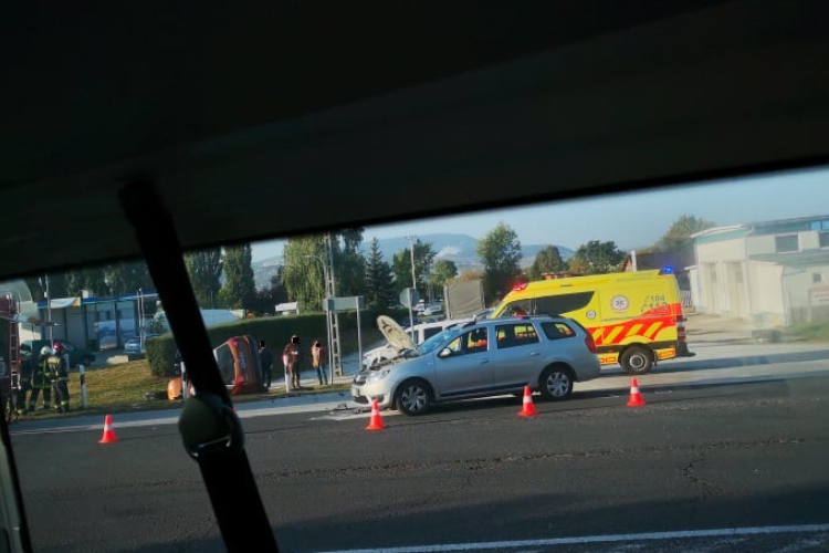 Felborult egy kocsi a Kesztölci és a Suzuki út kereszteződésében - FOTÓK