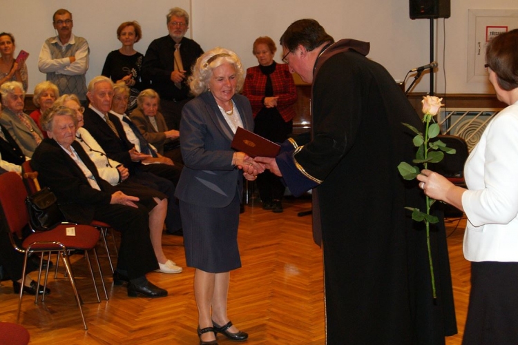 Díszdiplomákkal ismerték el a nyugdíjas pedagógusokat Esztergomban