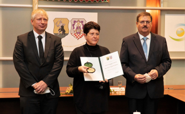 Hatan kaptak megyei elismerést, közöttük dr. Kanász Gábor és a Bogáncs Kisállatotthon