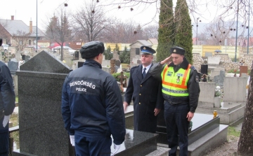 A hős esztergomi rendőrre emlékeztek egyenruhásaink - FOTÓK