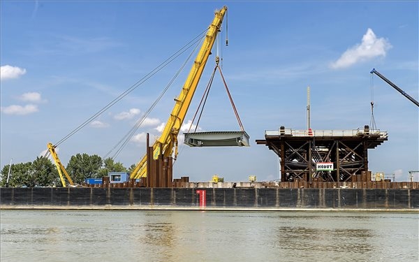 Helyére emelték az új komáromi Duna-híd első acél elemeit