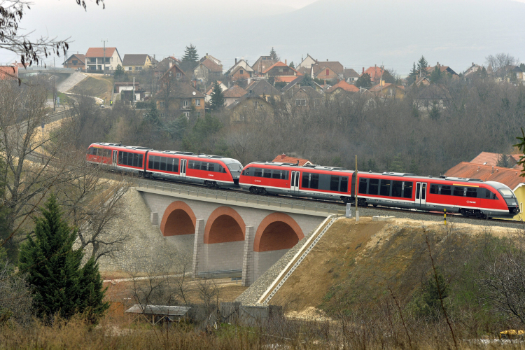 Másfél éven belül befejeződik az esztergomi vasútvonal villamosítása