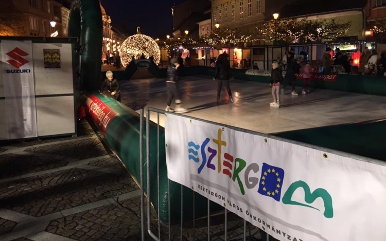 Idén is korcsolyapálya a Széchenyi téren!