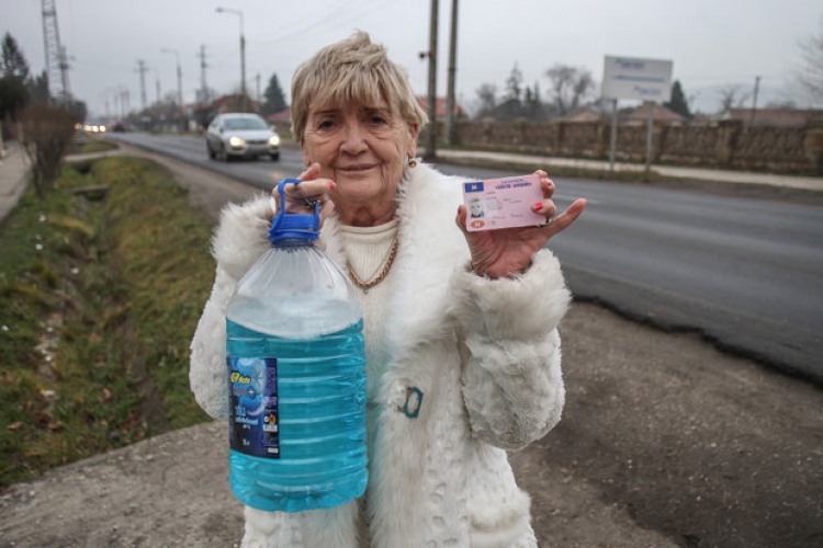 Csak ablakmosó és üres vodkásüvegek - Tagadja ittasságát a forgalomban szemben autózó néni