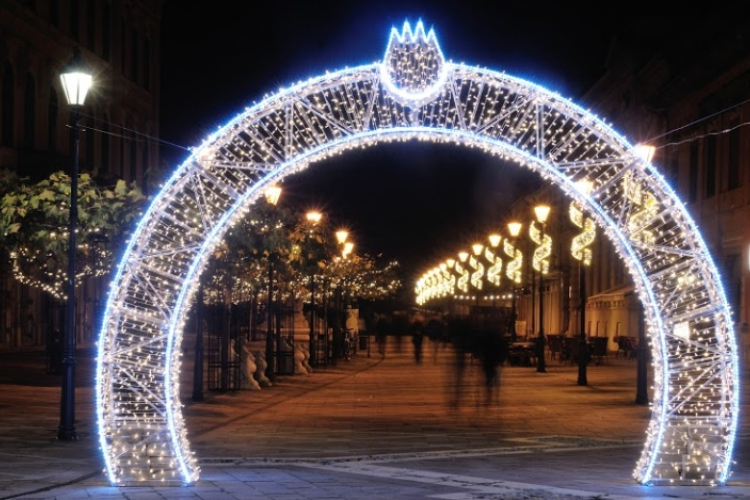 Ilyen gyönyörű Esztergom díszkivilágítása felülről - Légi videó!!!