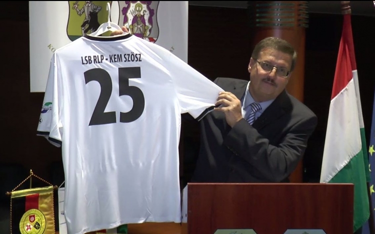 Egyedi focimezt ajándékozott a megyei elnök - 25 éves a megyei magyar-német sport partnerkapcsolat