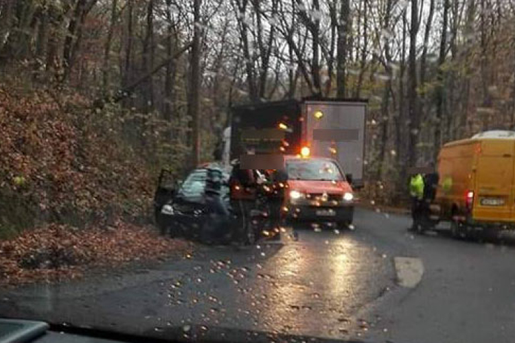 Kamion és autó ütközött a Dobogókői úton is