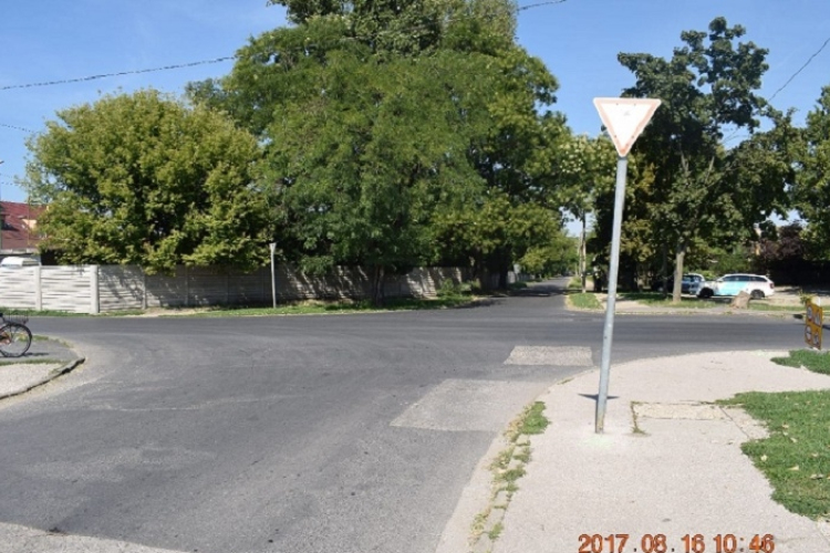 Nem adott elsőbbséget a nő, súlyosan megsérült a biciklis