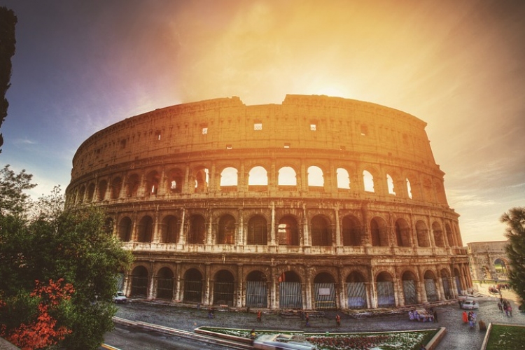 Megszigorítják a Colosseum őrzését, miután egy magyar turistát kaptak vandalizmuson