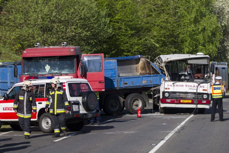 Halálos baleset: busz és kamion ütközött – sok a tragédia, de csökken a számuk