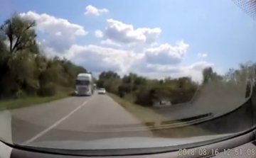 Életveszélyes autósok Párkány és Kövesd között – VIDEÓ