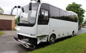 30 gyereket szállított a balesetet szenvedett busz – FOTÓK