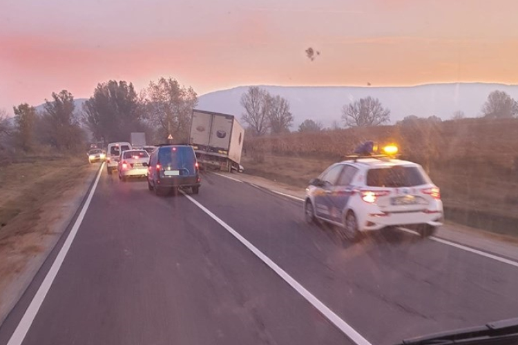 Baleset történt a kesztölci úton