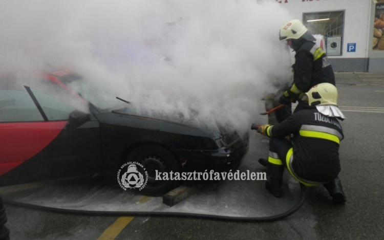 Így oltották a lángoló autót, trafótűzhöz is siettek a tűzoltók - FOTÓK