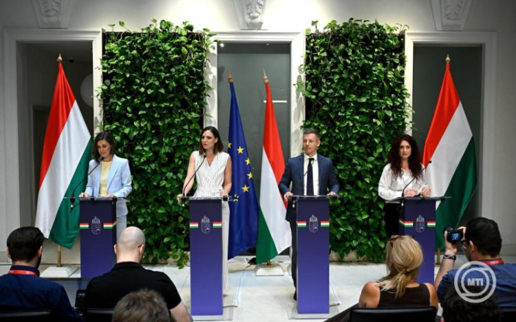Kormányszóvivő: október 22-én nyilvánosak lesznek az elmúlt rendszer egyes titkosszolgálati iratai