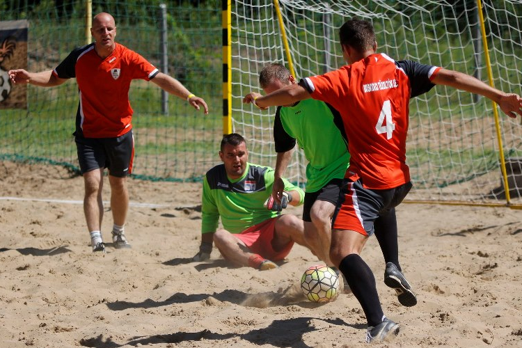 Remekül helytálltak tűzoltóink a strandfoci bajnokságon