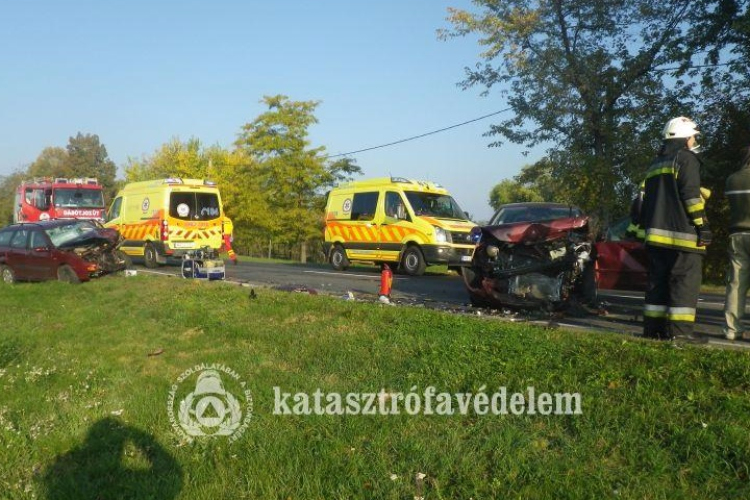 Két autó ütközött Tátnál – Sérült is van