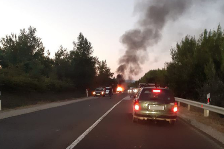 Óriási lángok csaptak fel egy autóban - FOTÓK