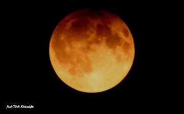 Félárnyékos Hold Esztergom felett