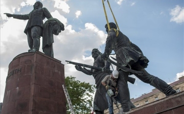 Így költözik a leendő esztergomi Kossuth-szoborcsoport – FOTÓK