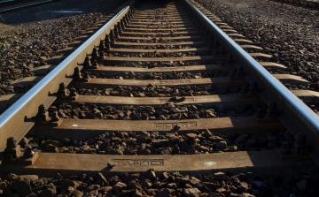 Leszakadt egy vasúti felsővezeték Érdnél, jelentős késések a közlekedésben