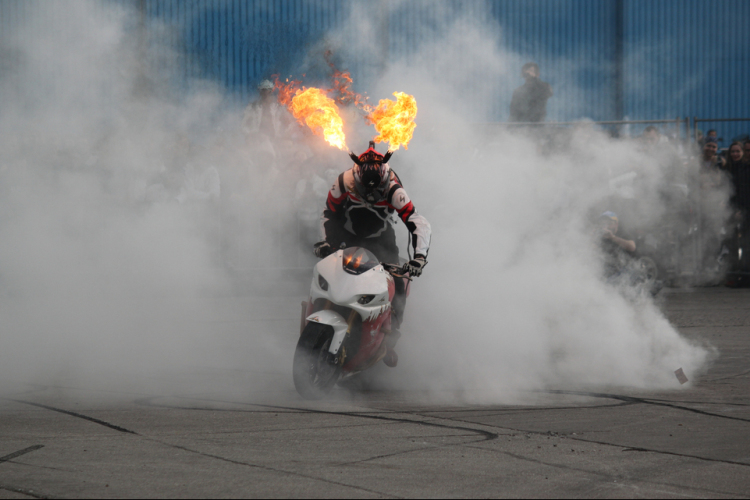 Stunt Riding bemutató az Éjszakai Autóversenyen