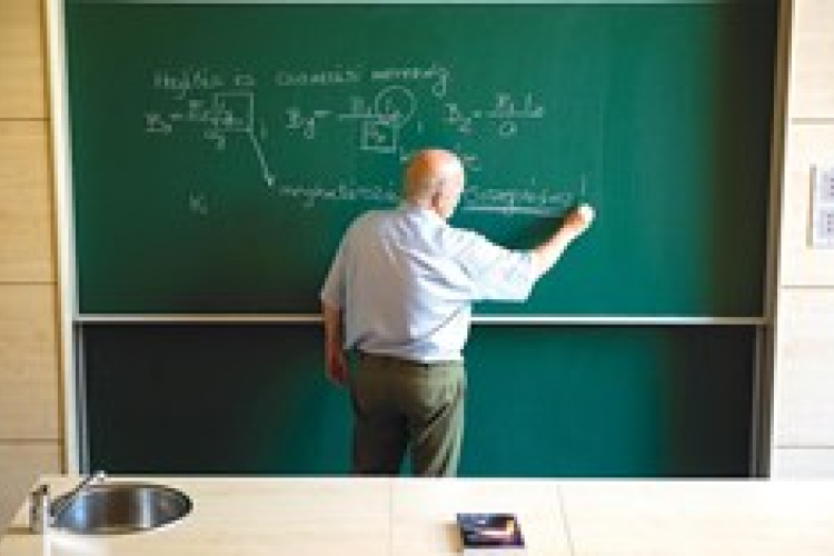 Klik: a tanév végéig biztosan taníthatnak a nyugdíjas tanárok