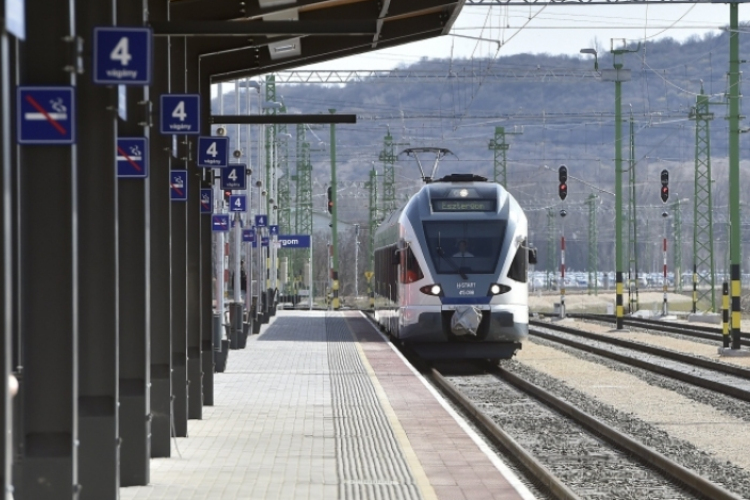 Egy utas miatt késett az esztergomi vonat
