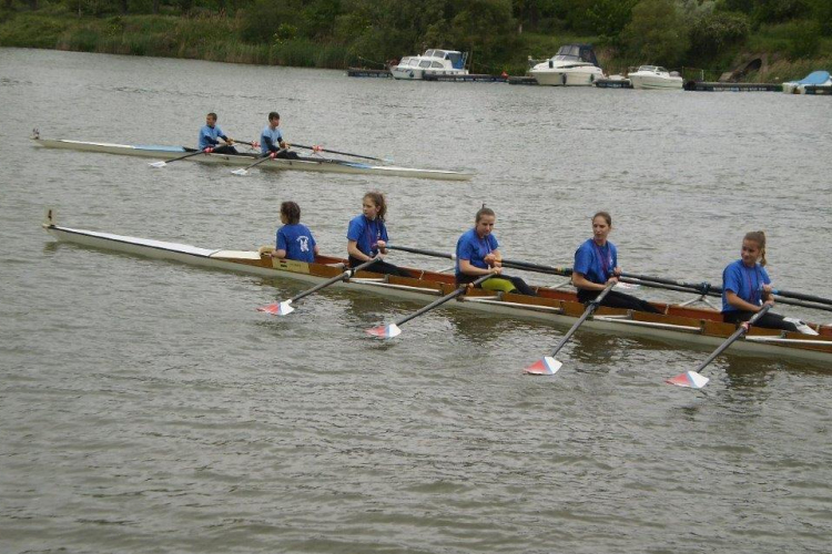 Ezüstös evezősök az esőben