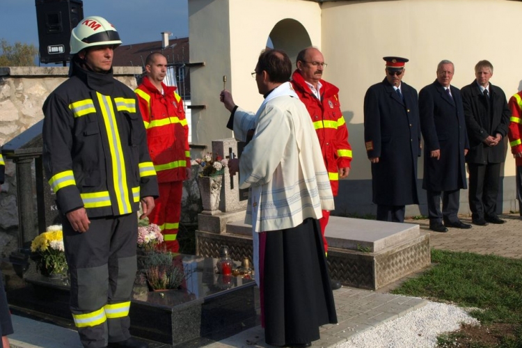 Felavatták a hős esztergomi tűzoltó síremlékét Dorogon