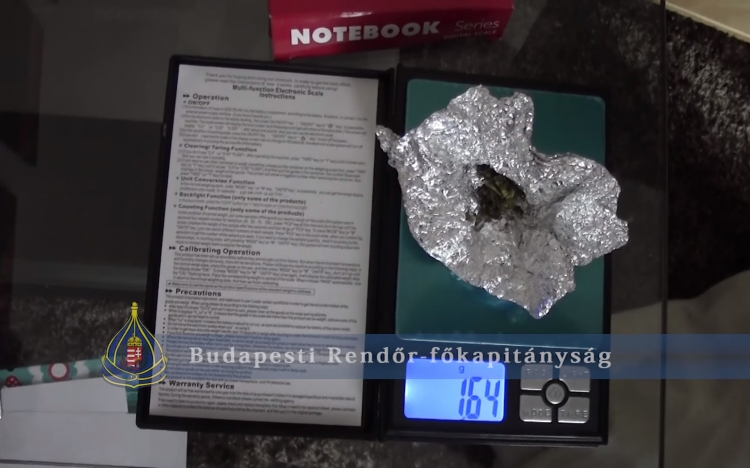 Álrendőrök akartak elvinni három kiló marihuánát egy budapesti lakásból - VIDEÓVAL