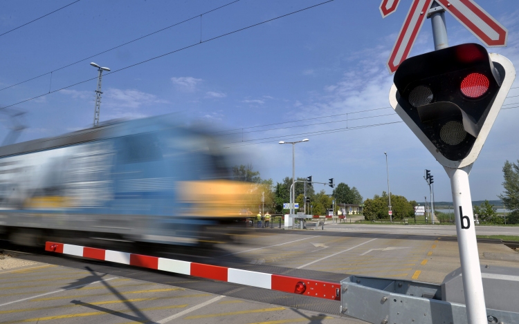 Harmadával csökkent a balesetek száma a vasúti átjárókban